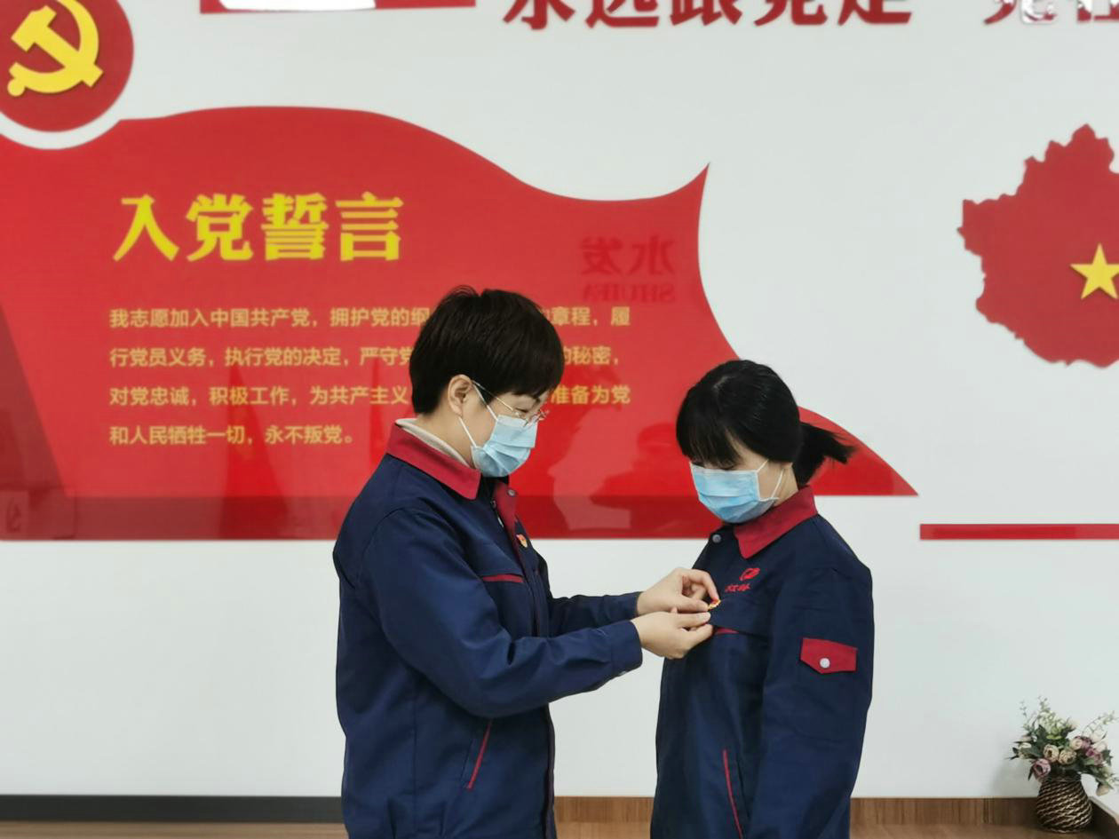 【水文印務(wù)】印務(wù)公司黨支部開展“戴黨徽、亮身份、樹形象、做表率”活動